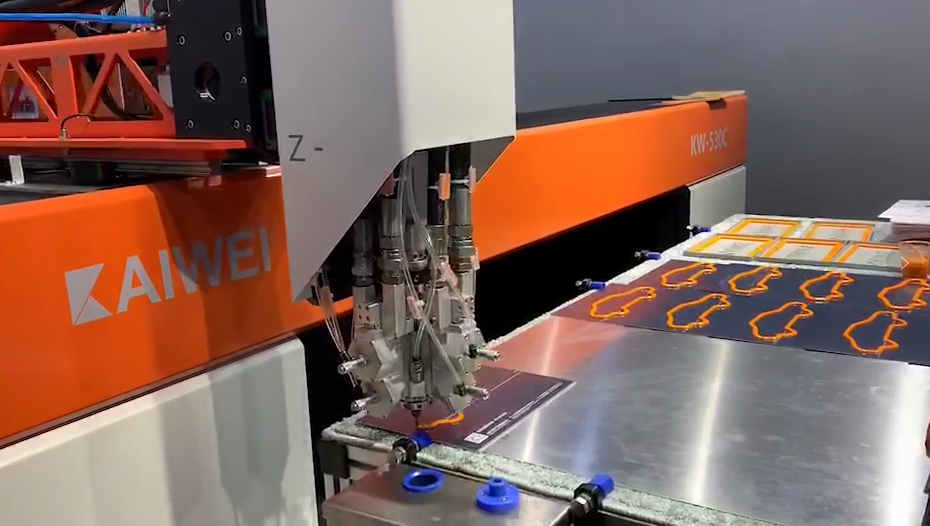 全自动智能密封发泡设备“画画”表演