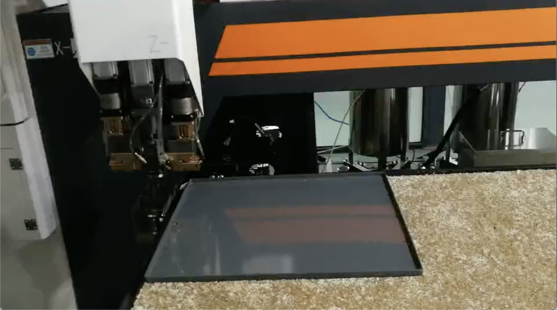 机箱盖板密封点胶